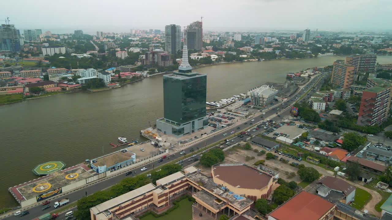 tráfico y paisaje urbano del puente falomo, la facultad de derecho de lagos y la torre del centro cívico en lagos, nigeria
