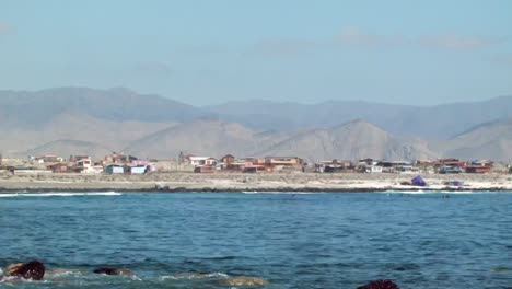 Rompiendo-Olas-En-La-Costa-Rocosa-En-El-Desierto-De-Atacama,-Chile