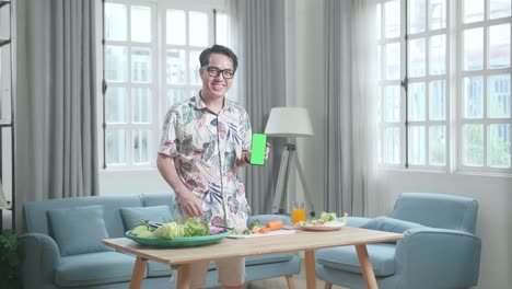 hombre cocinando ensalada con pantalla verde tutorial de video