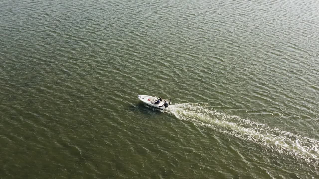Motoscafo che solca il mare verde in una mattina soleggiata e tranquilla sull'acqua