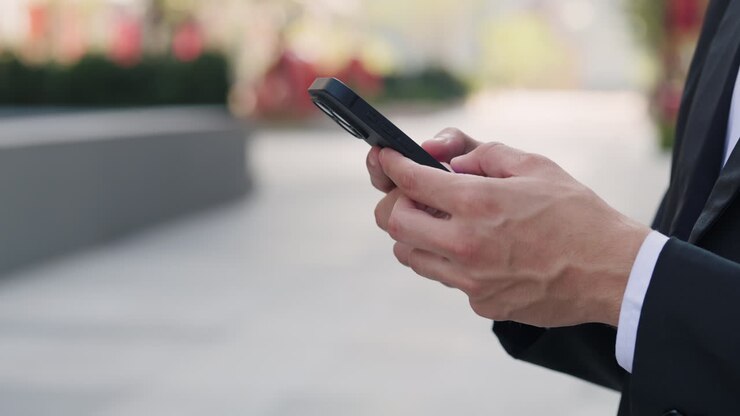 Uomo d'affari che usa il telefono cellulare