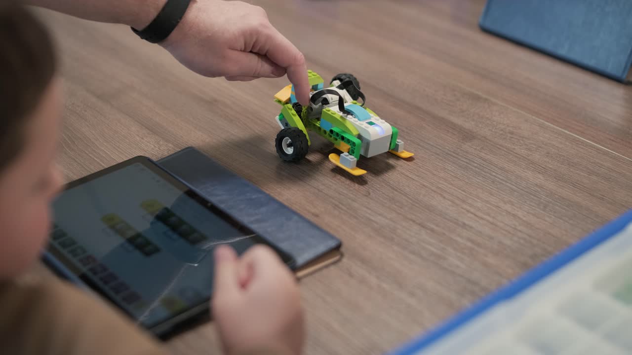 los niños participan en actividades de aprendizaje básico, montando kits de robótica con enfoque y trabajo en equipo en un entorno de aula
