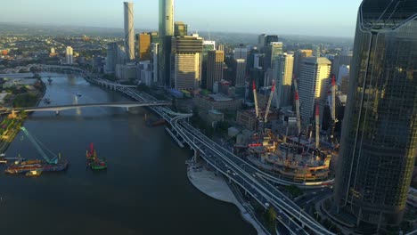 Paisaje-De-La-Ciudad-Junto-Con-El-Edificio-De-1-William-Street-Y-Queen&#39;s-Wharf-Brisbane-En-El-Paseo-Marítimo-De-Brisbane,-Australia