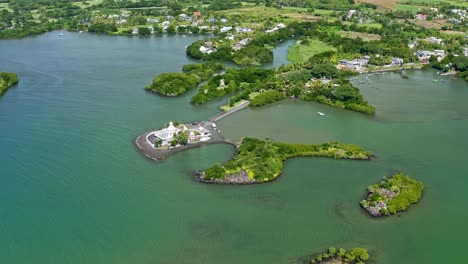 Mauritische-Inseln-Luftdrohne-Fliegen-über-Touristenziel-Afrika-Natürliches-Meer-Türkis-Ruhiges-Wasser-Entspannender-Ort,-Mauritius