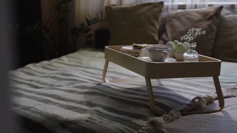 petit déjeuner au lit avec décor de pâques