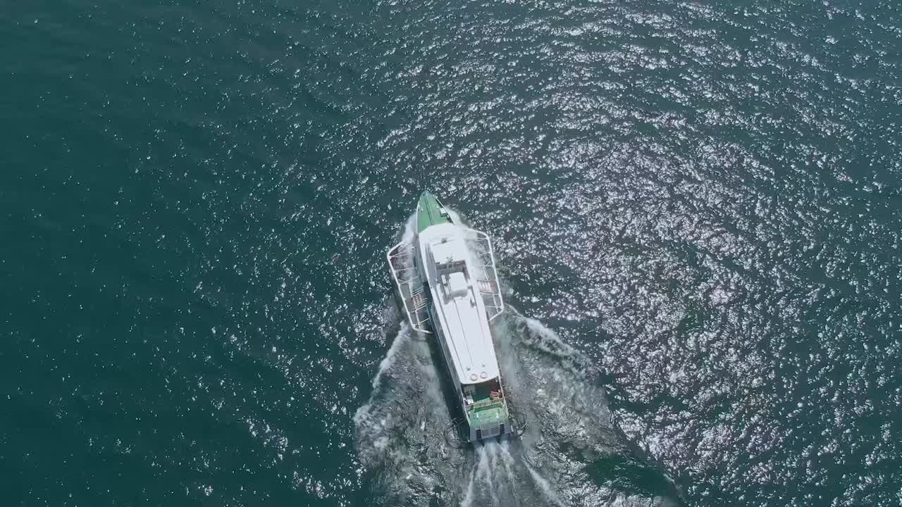 vista aérea del ferry de transporte público que viaja por el lago de garda en riva del garda, una pequeña ciudad y comuna en la provincia italiana de trento en el extremo norte del lago