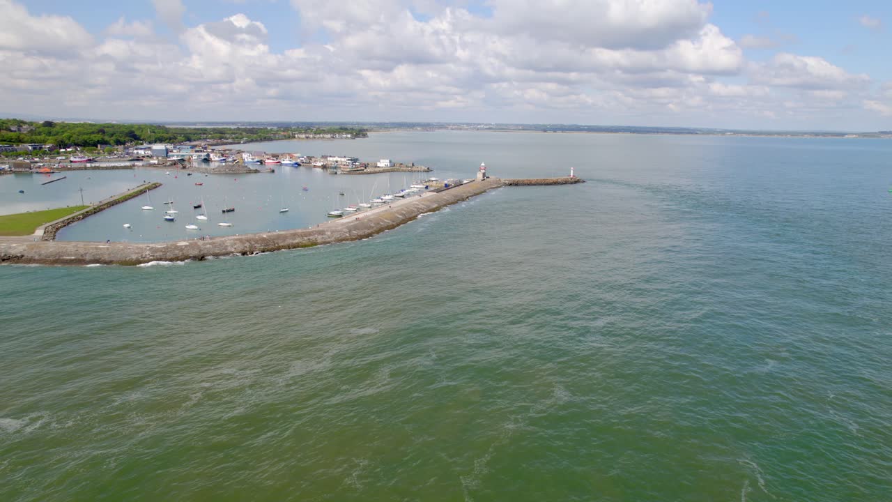 Panorama aereo della città costiera di Howth con il suo porto turistico