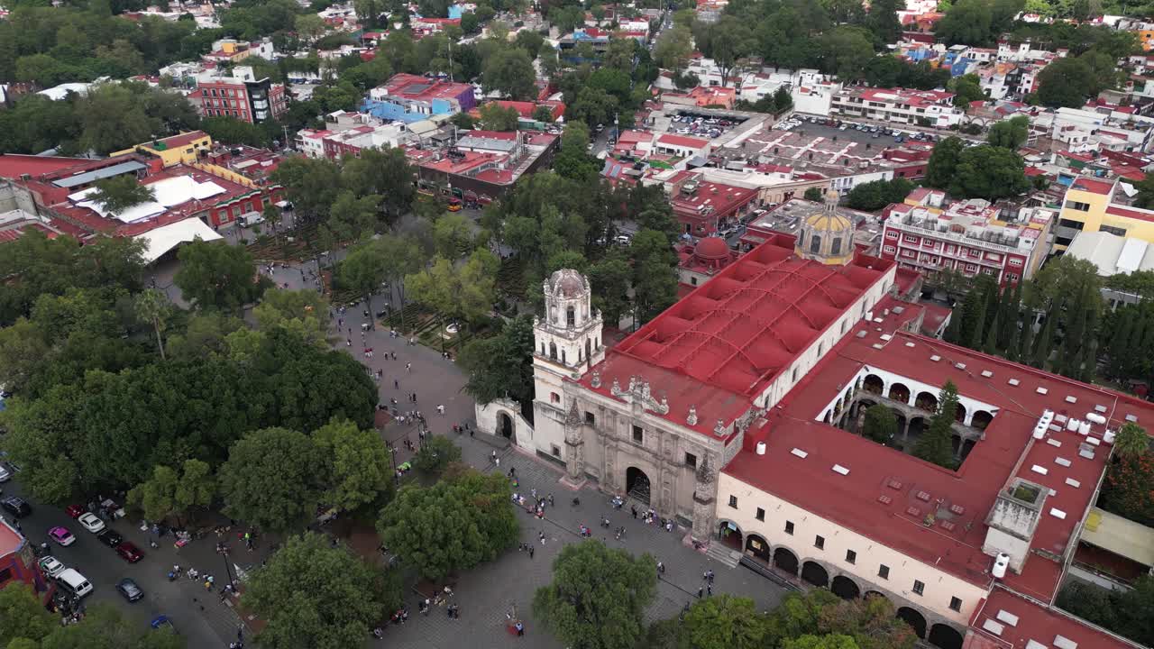 la parroquia de san juan bautista y el parque hidalgo desde un dron