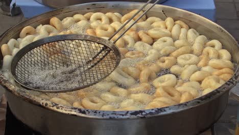 estos dulces bocados fritos son un postre tradicional de la calle en turquía