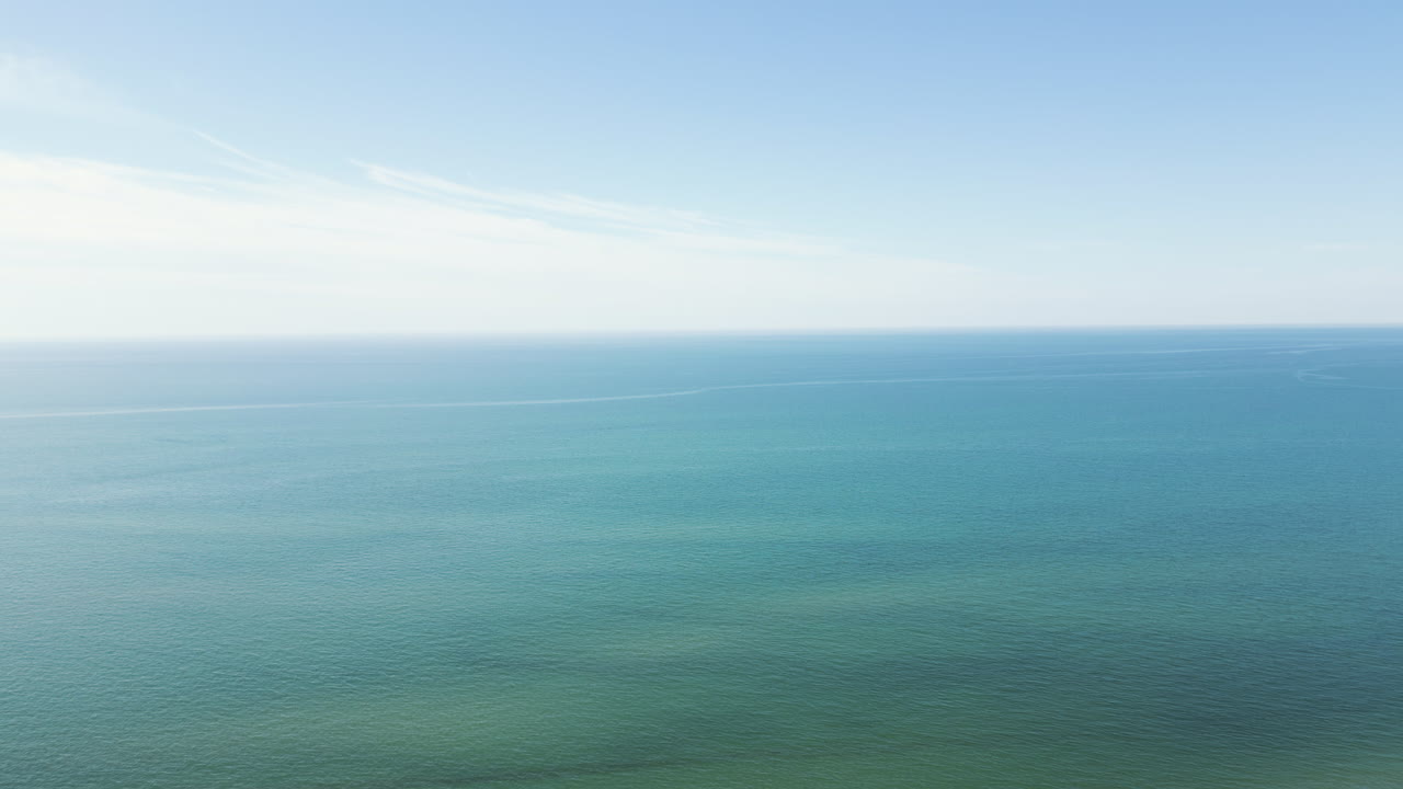 평온한 푸른 바다 물과 하늘의 부드러운  빛, 조용하고 평화로운 자연 배경