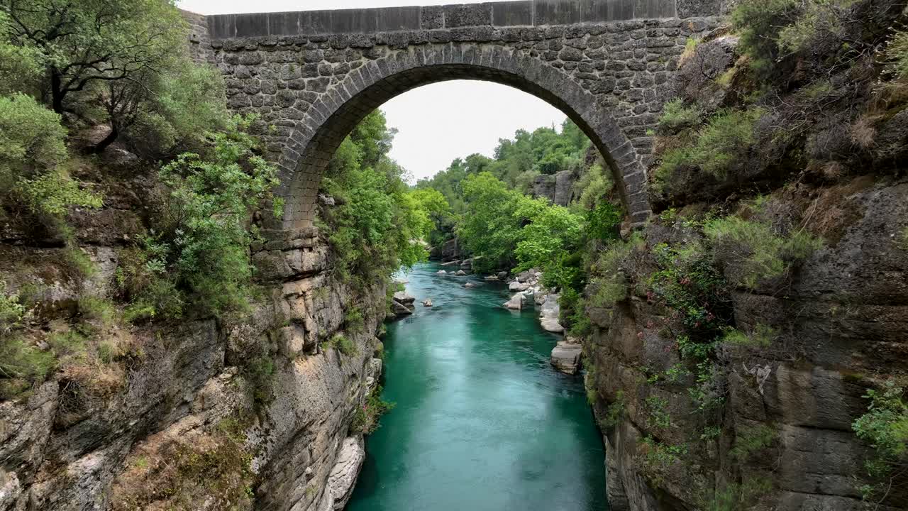 터키즈 강 협곡을 가로지르는 고대 석조 아치 다리