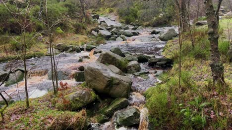 Arroyo-De-Río-Manchado-De-Turba-De-Páramos-Filmado-Durante-Una-Tormenta-De-Lluvia