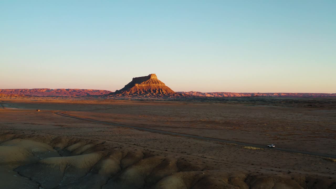 유타 사막에서 운전하는 자동차의 4k 드론 비디오
