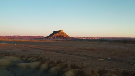 video de dron de 4k de conducción de automóviles en el desierto de utah