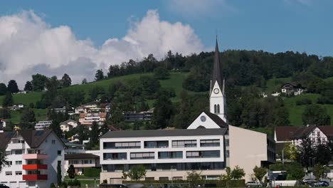 panoramablick liechtenstein mit häusern auf grünen feldern im alpinen bergtal