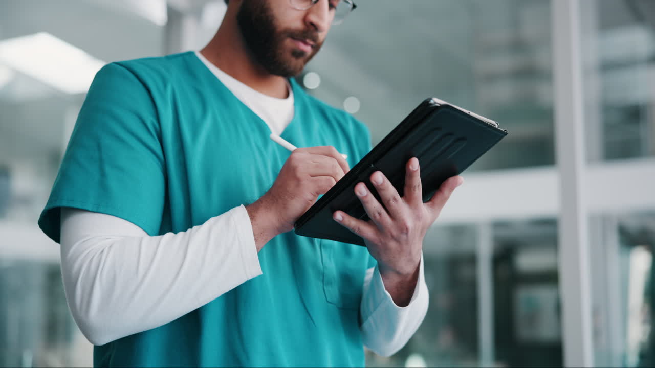 médico usando una tableta y un lápiz para comprobar los registros del paciente