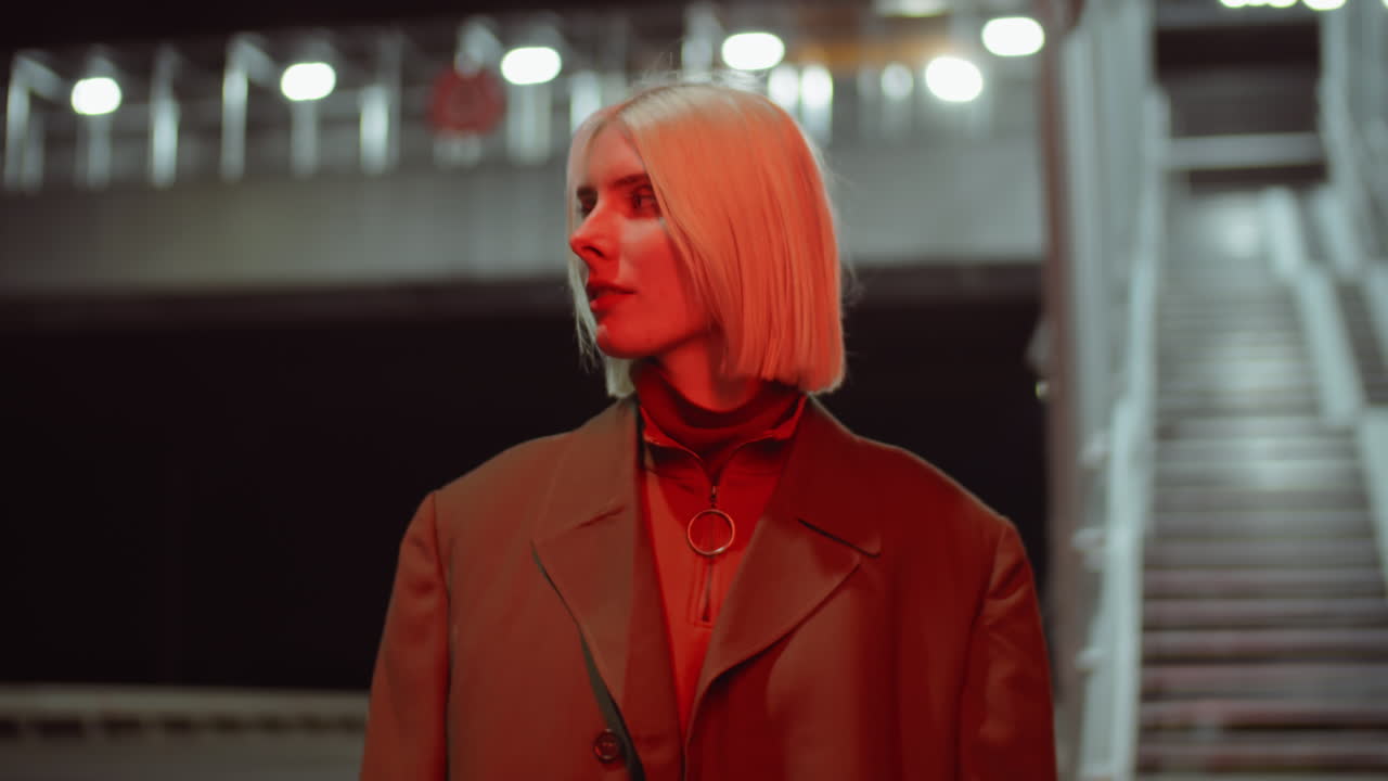 밤에 거리에서 젊은 아름다운 여성의 초상화