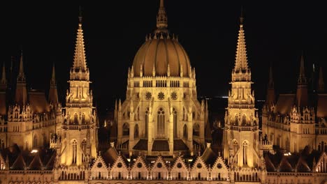 vista aérea de cerca del edificio del parlamento húngaro