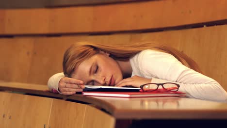 estudiante dormido sentado en la clase