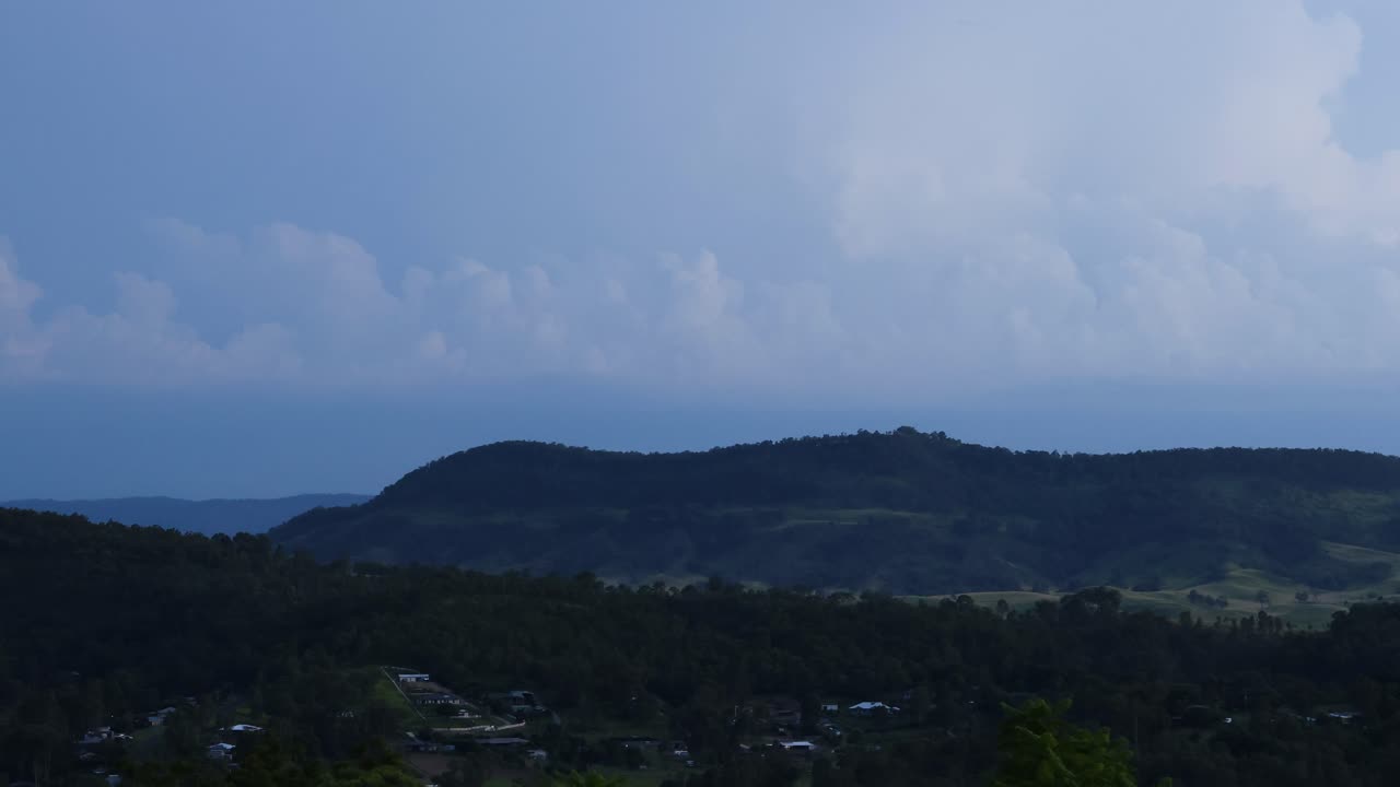해가 지는 동안 언덕 위의 풍경에 빛이 바뀌고 있습니다.
