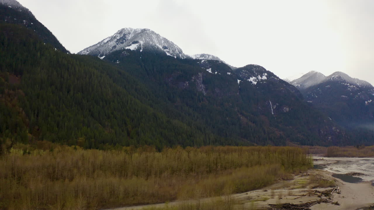 vista aérea de drones de un majestuoso valle montañoso en el noroeste pacífico, columbia británica, canadá