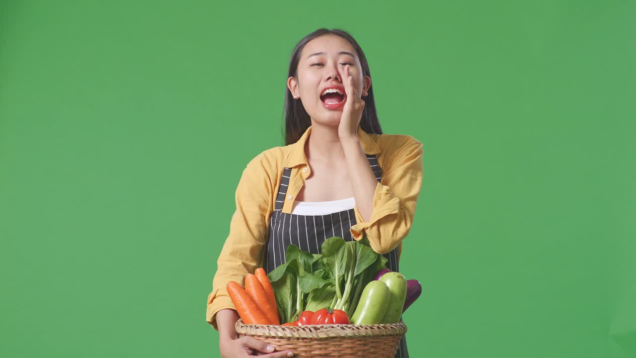 채소 바구니 를 들고 있는 여자