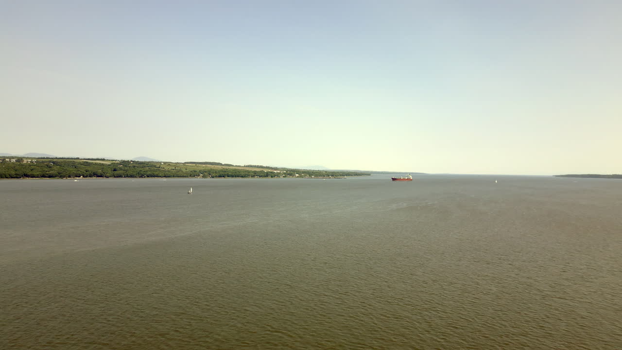 이 드론 비디오는 당신을 세인트의 조용한 물 위로 비행으로 데려갑니다.