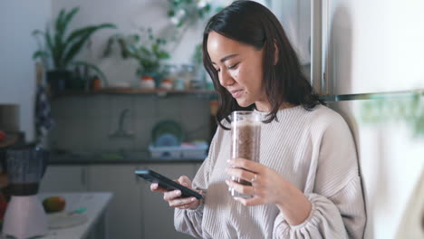 a woman using her cellphone