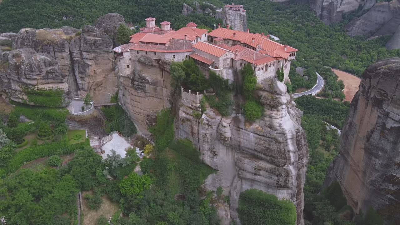 un monasterio en meteora, grecia construido en el siglo 14