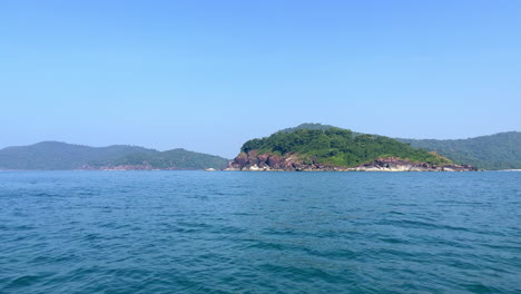 Mar-Tranquilo-Olas-Montaña-En-El-Horizonte,-Isla-Canacona-Goa-India-4k