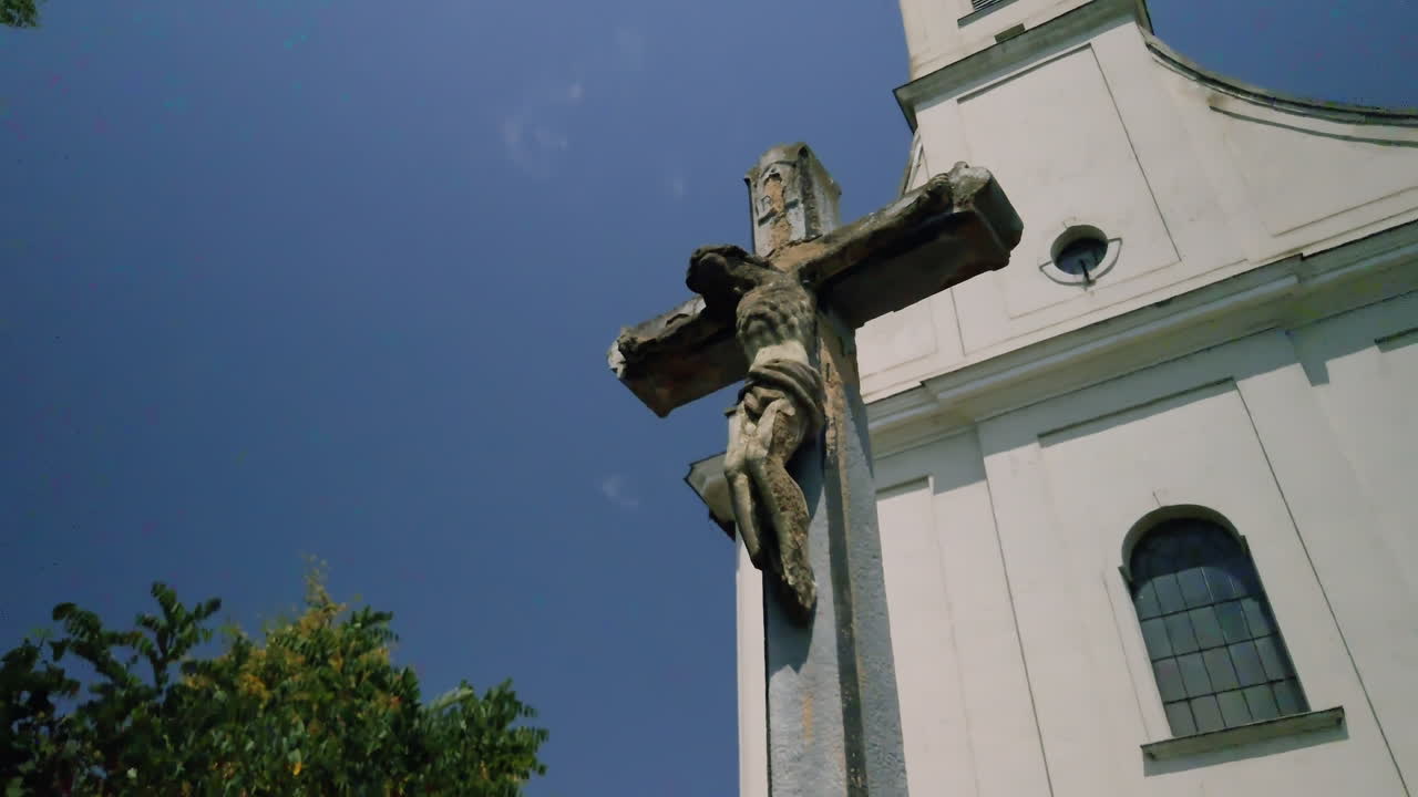 старинная сельская церковь летом 02