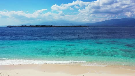 hermoso paisaje en indonesia con un océano azul tranquilo y un cielo azul nublado arriba - toma constante