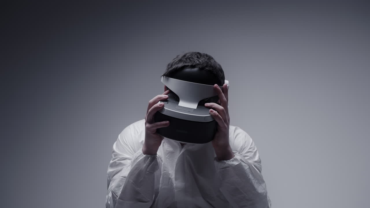 persona que lleva auriculares de VR