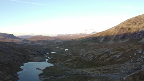 Imágenes-De-Drones-Del-Hermoso-Paisaje-Noruego-A-La-Luz-Del-Atardecer,-Ríos-Y-Estanques-En-El-Paisaje-De-Tundra