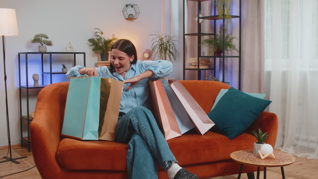 mujer feliz adicta a las compras consumidor regresó a casa después de comprar venta de vacaciones en el centro comercial con bolsas de papel