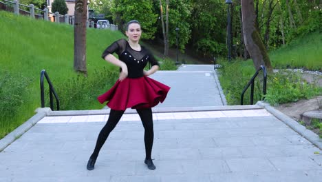 Female-dancer-dances-outside-in-the-park-at-day-time