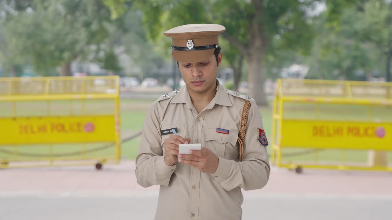 เจ้าหน้าที่ตำรวจอินเดียกำลังจดบันทึกเกี่ยวกับคดี