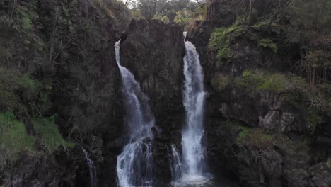cascada escondida en un hermoso estanque que baña la jungla