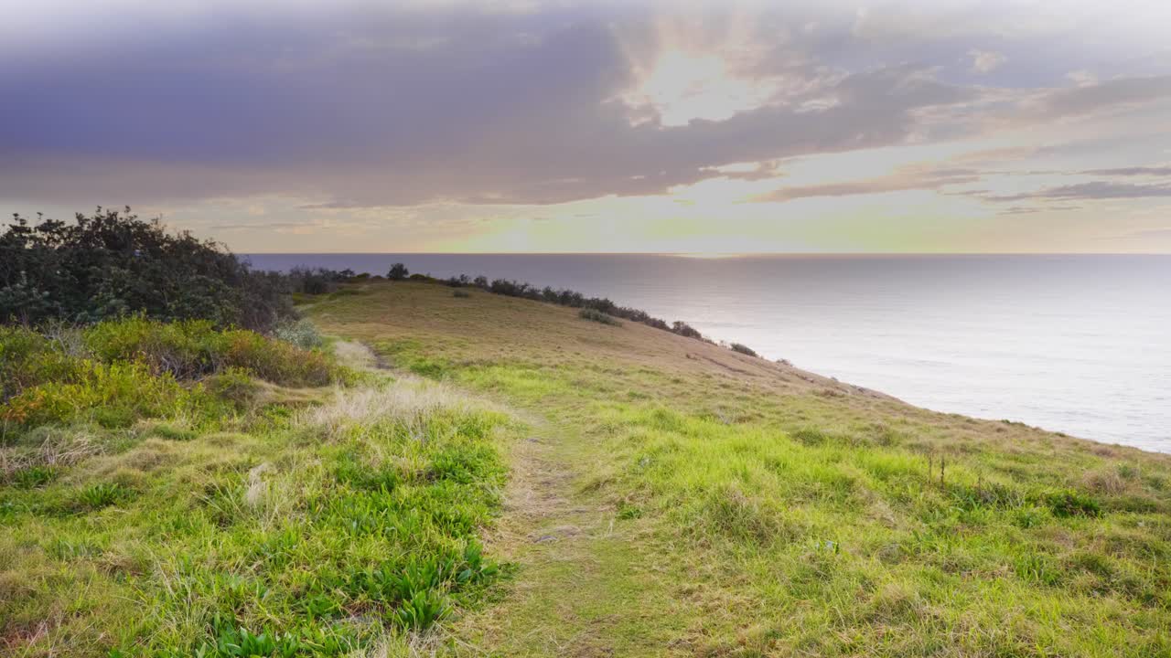 impresionante paisaje de océano tranquilo durante el amanecer - crescent head beach durante el verano - sydney, nueva gales del sur, australia