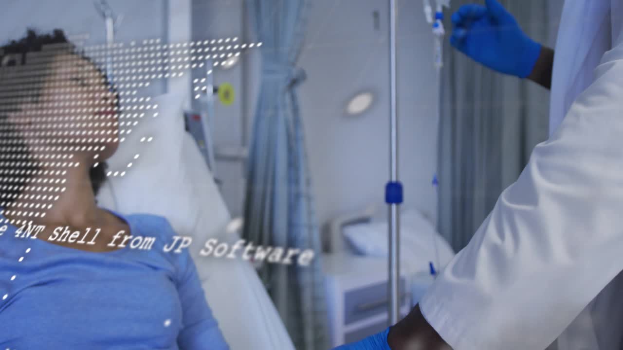 Medico controlla un dispositivo da polso, regola la flebo e controlla i parametri vitali mentre il paziente si sveglia guardando sotto una sovrapposizione di mappa.