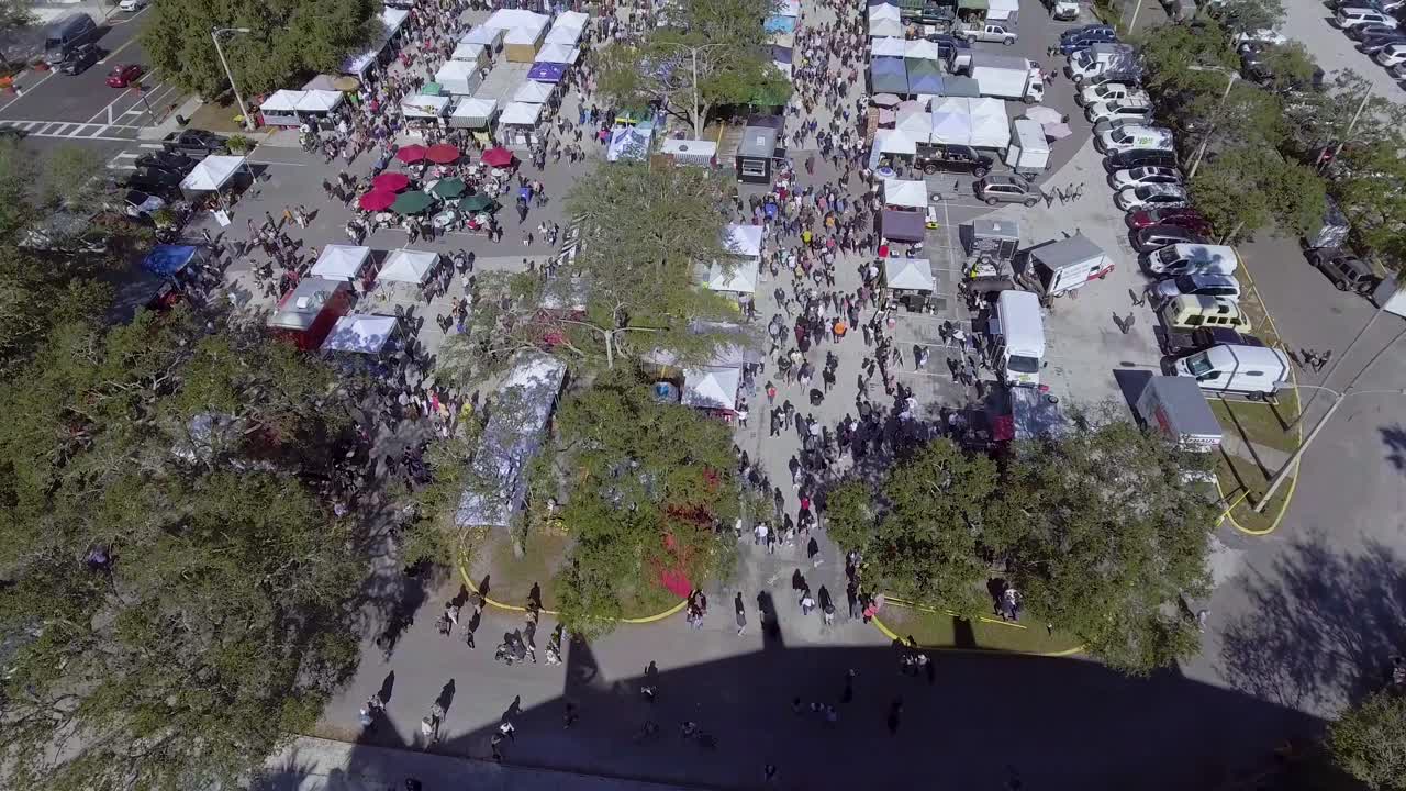 세인트 축구 경기장에서 농민 시장에서 쇼핑객의 4k 공중 드론 비디오