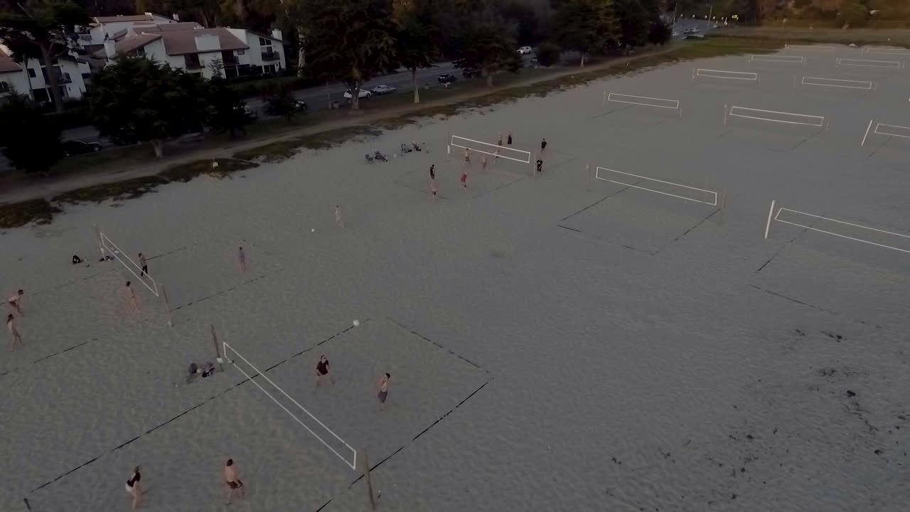 비치발리볼을 하는 친구들