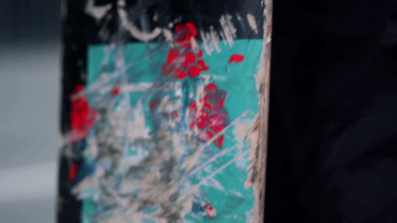 hombre con la mano sosteniendo una patineta afuera. hombre desconocido disfrutando de la patineta al aire libre.