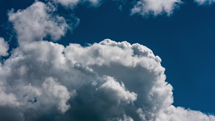 Zeitraffer blauer Himmel mit sich bewegenden Wolken