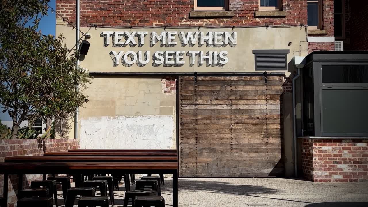 이 빈티지 레트로 인쇄 벽을 볼 때 나에게 문자 술집 좌석 영역 중간