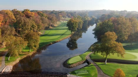 árboles de otoño reflejados en el río conestoga en el club de campo de lancaster, hermosa vista del campo de golf de otoño