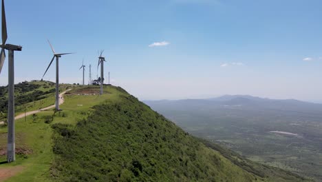 Pariser-Abkommen-über-Wind-Und-Saubere-Energie-Gegen-Den-Klimawandel,-Grüner,-Umweltfreundlicher-Planet,-Der-Die-Entwaldung-Durch-Alternative-Energiequellen-In-Kenia-Bekämpft