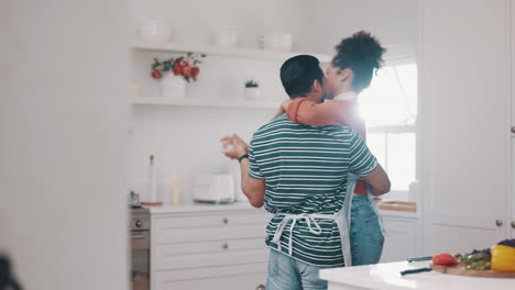 amor, felicidad y pareja bailando en la cocina