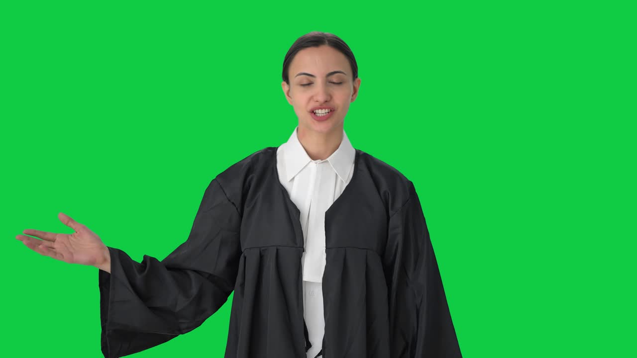 Avvocatessa indiana felice che parla, schermo verde