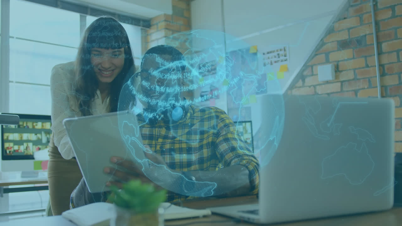 animación de hombres de negocios usando una tableta digital y una computadora portátil con globo